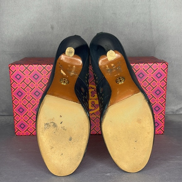 🔥🔥🔥Tory Burch Black Leather Heels with Perforated Design Size 8🔥🔥🔥 - Picture 4 of 10